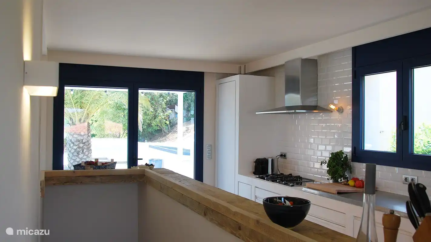 Küche mit Blick auf die Terrasse